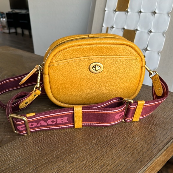 SOLD COACH 💛 Camera Bag - Picture 1 of 10